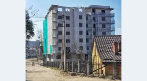 Зносять незаконну багатоповерхівку