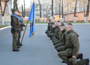 Із прапором прощалися на колінах, із побратимами — потиском рук
