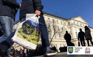 Супермаркети проведуть один день без поліетилену