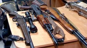 Одні здають зброю, другі шукають