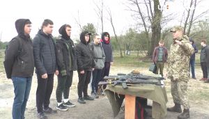 Старшокласники взялися за зброю