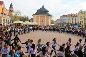 Дивували намистами і пригощали голубцями