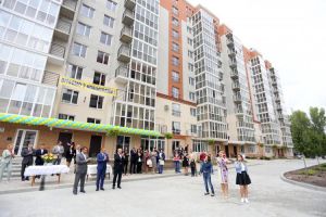 «Постав хату з лободи, а в чужу не веди»