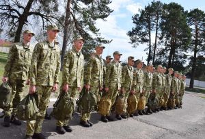 Новобранці одягають зелені берети 