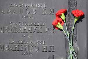 На багатьох надмогильних плитах досі напис: «Невідомий»