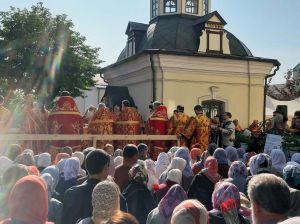 Одні молилися у храмі, інші — на вулиці