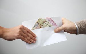Ув’язнили за те,  що приніс  хабар