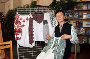 Хрестики на полотні, що складаються у долю