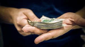 В Одесі митник продавав секретну інформацію