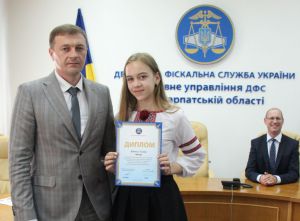 В Ужгороді податківці нагородили переможців мистецького конкурсу