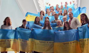 Прапори із побажаннями захисників передали учням