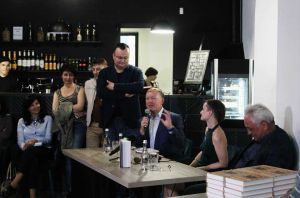 У Чернівцях науковець і митник презентували спільну книжку