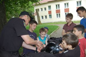 Школярі приміряли бронежилети