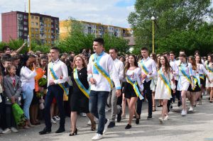 У школах Ужгорода пролунав останній дзвоник
