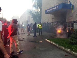 Свічки та квіти: країною прокотилася хвиля протестів