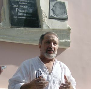 «А це дерево не має відношення до вашої газети?..»