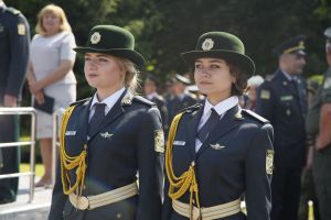 Молоді лейтенанти вирушають на заставу