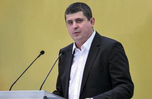 Від розв’язання проблем місцева влада усунулася, але пройти в парламент намагається