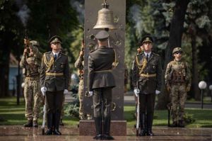 Подвиг кожного загиблого захисника вшанували ударом у дзвін та залпами