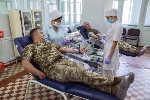 Здають кров для онкохворої малечі
