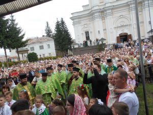 Просторий собор не зміг умістити всіх охочих