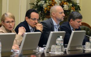 Дискусії мають тривати в парламенті, а на зовнішній арені потрібно грати в одній команді