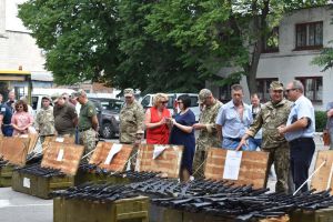 Гімназистів озброюють автоматами і пістолетами