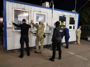 Викрили митників поста «Ужгород» на отриманні хабарів