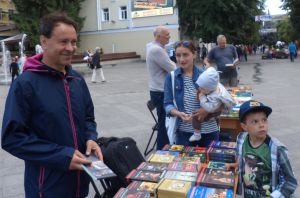 Із книжкою в руці й дивословом у серці