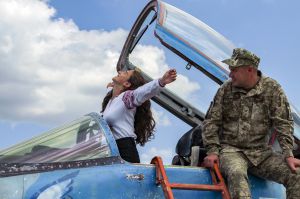 Дітям військових льотчиків подарували вишиванки