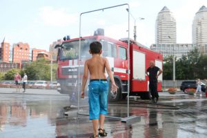 Гуртом боротися зі спекою цікавіше