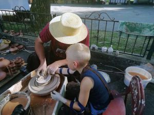 Не святі горшки ліплять