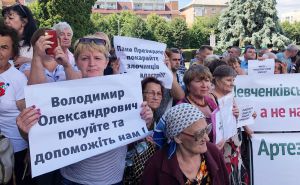 Активісти просять зупинити екологічно шкідливий птахокомплекс