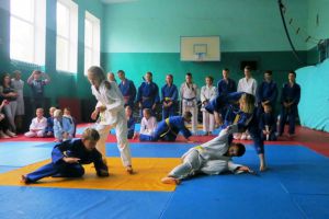 У прифронтовому селищі оновили спортзал