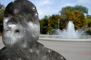 Простріляні силуети нагадують, що війна зовсім поруч