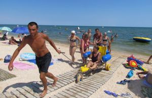 Візки-амфібії з’явилися на азовських пляжах