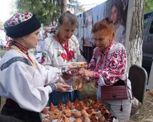 «Мамину сорочку пригорну до серця...»