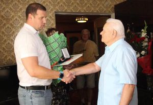 Незважаючи на вік, професор на роботу ходить пішки