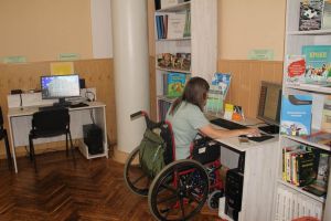 У Вінниці до бібліотечних стелажів можна під’їхати і на візку