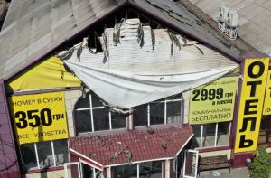 Вимагає компенсацію за смерть матері