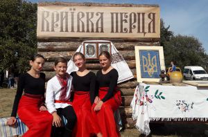 Там, де стріляли кулемети, лунали пісні