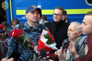Бранцю Кремля Андрію Оприску подарували вишиванку