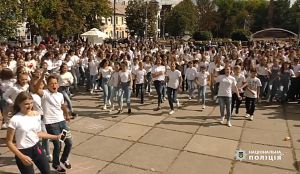 Підлітки Чернівців заявляють про себе соціальними флешмобами