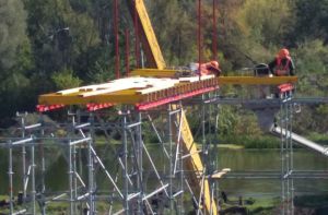 Металеву опору мосту через річку Сіверський Донець вже встановлено
