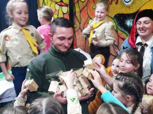 У Рівному маленькі пластуни заготовили чай для гвардійців