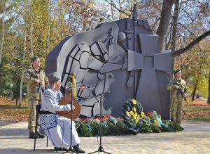 У прикордонні з’явилася триметрова стела