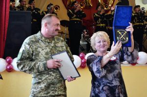 У Слов'янську святкували під сурми військового оркестру