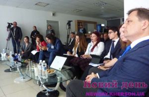 Два аеропорти на два сусідні регіони не потягнемо