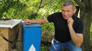 Пасічникувати — то не гирі підіймати