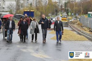 Міжбудинкову дорогу у Львові ремонтують як мокре горить